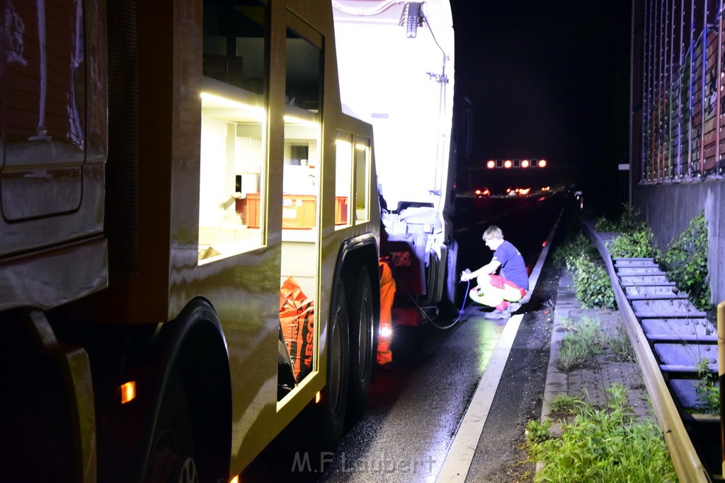 LKW Verfolgung A 3 Rich Oberhausen gestellt mit Nagelbrett Hoehe AS Koeln Dellbrueck P72.JPG - Miklos Laubert